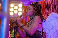 The Morning After – Nina (Amara Okereke) hat sich überreden lassen, beim Contest auf die Bühne zu gehen und zu singen.