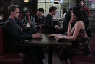 How I Met Your Mother – Während Ted als Babysitter für Marvin einspringt, ist Robin (Cobie Smulders, r.) fest entschlossen, Barney (Neil Patrick Harris, l.) zurückzugewinnen, koste es, was es wolle ...