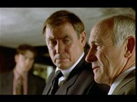 Inspector Barnaby – Der Pathologe Dr. Bullard (Barry Jackson, r.) berichtet Inspector Barnaby (John Nettles, M.) und Sergeant Troy (Daniel Casey, l.), dass der Nachbarin der Toten Seltsames aufgefallen ist.