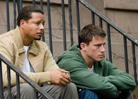 Fighting – Der zwielichtige Manager Harvey (Terrence Howard, l.) erkennt Shawns (Channing Tatum) Talent und überredet ihn, an illegalen Faustkämpfen im Untergrund der Stadt teilzunehmen.