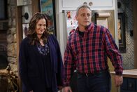 Man with a Plan – Andi Burns (Liza Snyder, l.); Adam Burns (Matt LeBlanc, r.)