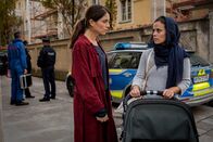 SOKO München – Katharina Hahn (Bianca Hein, l.) im Gespräch mit Fatma Stahl (Maya Haddad, r.).