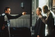 Verhandlungssache – Zwischen den Fronten: Commander Frost (Ron Rifkin) kann nur hoffen, dass Sabian (Kevin Spacey, l.) sich auf seinen Job genauso gut versteht wie Danny (Samuel L. Jackson, r.).