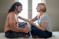 Praxis mit Meerblick – Ein ungewöhnlicher Patient: Nora Kaminski (Tanja Wedhorn) versorgt den „roten Büffel“ Paul (Joachim Nimtz).