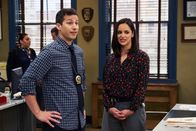 Brooklyn Nine-Nine – Jake Peralta (Andy Samberg, l.); Amy Santiago (Melissa Fumero, r.)