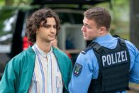 Blutige Anfänger – Sogar im Vorbeigehen schafft es Bruno (Martin Peńaloza Cecconi, l.) mit Phillip (Erik Cordes , r.) zu flirten.