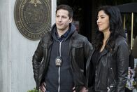 Brooklyn Nine-Nine – Jake Peralta (Andy Samberg, l.); Rosa Diaz (Stephanie Beatriz, r.)