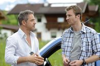 Der Bergdoktor – Peter Hoffmann (Florian Fitz, l.) und Hans Gruber (Heiko Ruprecht, r.) taxieren sich.