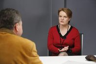 Die Rosenheim-Cops – Ein am Tatort gefundener Pfennigabsatz macht Evelyn Korff verdächtig. Kommissar Korbinian Hofer glaubt, dass sie aus Rache zur Mörderin geworden ist. (v.l.n.r.: Joseph Hannesschläger, Margret Völker)