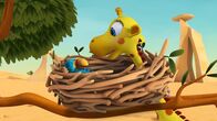 Wissper – Wissper - Gertie steckt fest - Gertie liebt es, schnell wie der Wind durch die Savanne zu rennen. Doch diesmal steht ein Baum im Weg und Gerties Kopf bleibt in einem Papageien-Nest hängen. Piepsinchen wurde von der Papageienmama beauftragt, das Nest aufzuräumen. Nun muss sie hilflos mit ansehen, wie es bei Gerties Befreiungsaktion zu Bruch geht. Doch Wissper weiß, wer den Papageien in Nullkommanichts ein neues Nest bauen kann. Foto: ORF/STUDIO 100 MEDIA. Veröffentlichung honorarfrei nur für redaktionelle Berichterstattung in Sendungszusammenhang und mit Copyrightangabe. Kontakt: foto@orf.at