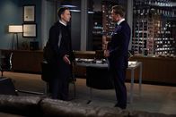 Suits – Harvey (Gabriel Macht, r.) und Mike (Patrick J. Adams) arbeiten gemeinsam an einer Sammelklage, was beide an ihre Grenzen bringt. Wessen Interessen werden siegen?