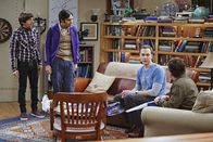 The Big Bang Theory – Noch wissen Leonard (Johnny Galecki, r.), Raj (Kunal Nayyar, 2.v.l.) und Sheldon (Jim Parson, 2.v.r.) nicht, wie sie mit der Neuigkeit von Howard (Simon Helberg, l.) umgehen sollen ...