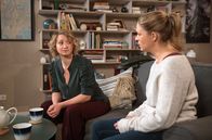 Rote Rosen – Britta (Jelena Mitschke, r.) klärt Sara (Antonia Jungwirth, l.) über die Risiken und vor allem die Kosten des Social Freezing auf.