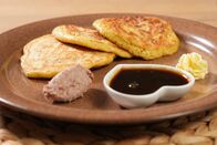 Land & Lecker – Bei Leonie Froböse in Lage, Ostwestfalen-Lippe: Gruß aus der Küche: Lippischer Pickert mit Zuckerrübensirup, Leberwurst vom Schwäbisch-Hällischen Landschwein und Butter.