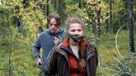 Jäger - Tödliche Gier – Benjamin (Albin Grenholm) bringt Ragnhild (Anna Azcárate) in seine Gewalt.