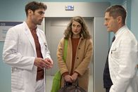 In aller Freundschaft – Dr. Niklas Ahrend (Roy Peter Link, links) versucht erneut, Dr. Rolf Kaminski (Udo Schenk) von seinem alternativen OP-Ansatz zu überzeugen. Damit bestünde die Chance, die Gebärfähigkeit der Patientin Britta Leitner (Marie Rönnebeck) trotz Entfernung ihres Blasentumors zu erhalten. Britta bekommt das Gespräch zufällig mit und es besteht für sie kein Zweifel: Wenn es einen OP-Ansatz gibt, der ihr auch nur die vage Möglichkeit eröffnet, hinterher noch Kinder zu bekommen, möchte sie diesen wählen - trotz des ungleich höheren Risikos.