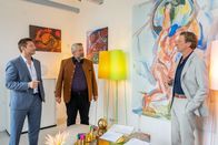 Die Rosenheim-Cops – Professor Leonhard Bülow (Michael von Au, r.) berichtet den Kommissaren Hansen (Igor Jeftić, l.) und Stadler (Dieter Fischer, M.) von der Zusammenarbeit mit dem ermordeten Kollegen.
