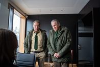 Hubert ohne Staller – Die Ermittlungen führen Hubert (Christian Tramitz, l.) und Girwidz (Michael Brandner, r.) in das Büro der Landtagsabgeordneten Elke Schwiers, der Tochter des Toten. Die scheint jedoch gar nicht so aufgelöst zu sein, wie man erwarten würde.