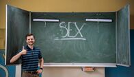 Almania – Frank Stimpel (Phil Laude) ist aufgefallen, dass seine Klasse keinen Sexualkundeunterricht bekommt und so übernimmt er diese Aufgabe selbst.