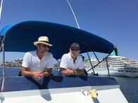 Verrückt nach Meer – Kapitän Morten Hansen (rechts) und Winnie auf dem Boot zu den Felsenspringern von Acapulco, Mexiko.