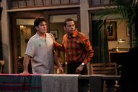 Two and a Half Men – Charlie (Charlie Sheen, l.) versucht, sich mit exzessivem Glücksspiel, Alkohol und vielen Frauen darüber hinwegzuhelfen, dass er die Hochzeit mit Mia abgesagt hat, um seinen Bruder Alan (Jon Cryer, r.) nicht auf die Straße setzen zu müssen ...