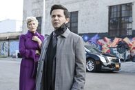 Bull – Evelyn Waters (Dana Wheeler-Nicholson, l.); Benny Colón (Freddy Rodriguez, r.)