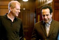 Monk – (v.li.) Noah Emmerich (Roderick Brody), Tony Shalhoub (Adrian Monk).