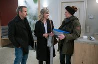 Rote Rosen – Florian (Stefan Plepp, l.) muss sich einen Einspruch verkneifen, als Katrin (Nicole Ernst, M.) Franzi (Sofie Junker, r.) doch noch für den Fallschirmsprung zusagt.