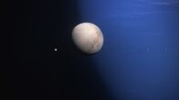 Die Planeten – Triton ist einer von Neptuns 14 Monden. Er fällt gleich in vielerlei Hinsicht aus der Reihe. Während die anderen Monde den Planeten in seiner Rotationsrichtung umkreisen, hat Triton eine retrograde Umlaufbahn, er umkreist ihn also in die entgegengesetzte Richtung.