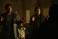 Castle – Auf der Suche nach einem Mörder stoßen Castle (Nathan Fillion, r.) und Detective Slaughter (Adam Baldwin, r.) auf den genialen jugendlichen Straftäter Louis Prince (Brett DelBuono, M.) ...