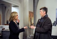 Rote Rosen – ARD ROTE ROSEN FOLGE 1469 Uhr im ERSTEN. Claudia (Mignon Remé, l.) ist alarmiert, als sie Seefeld (Thomas Klees, r.) beim Schnüffeln in Sönkes Büro erwischt.