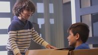Internet der Lügen – Drama: Unpacking in the new house. Kids playing with the boxes