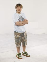 Two and a Half Men – (6. Staffel) - Hat es mit seinem Vater Alan und seinem Onkel Charlie nicht immer leicht: Jake (August T. Jones) ...