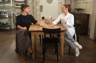 Rote Rosen – Carla (Maria Fuchs, r.) will Anke (Anne Brendler, l.) aufmuntern und schlägt ihr beherzt vor, sich zusammen einen schönen Abend zu machen.