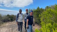 pur+ – Moderator Eric Mayer (M.) ist mit Vulkanexperte Jaime Colleo (l.) und Biologe Rafael Garcia Becerra (r.) auf La Palma auf dem Weg in eine Lavaröhre. Dort wollen sie schauen, welche Insekten sich entwickelt haben und generell, wie eine Lavaröhre von innen aussieht und welche Spuren des Lavaflusses dort zu erkennen sind.