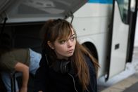 neoriginal: Safe – Hanna (Ella Lee), die zu ihrem Vater Tom ziehen wird, kommt mit dem Bus in Berlin an.