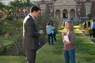 The Mentalist – Um den Mord an Biologiedoktorandin Linda Parfrey aufzuklären, ermittelt Wayne Rigsby (Owain Yeoman, l.) an der Uni. Doch kann ihm Jeanette (Rosalie Ward, r.) weiterhelfen?; Um den Mord an Biologiedoktorandin Linda Parfrey aufzuklären, ermittelt Wayne Rigsby (Owain Yeoman, l.) an der Uni. Doch kann ihm Jeanette (Rosalie Ward, r.) weiterhelfen?