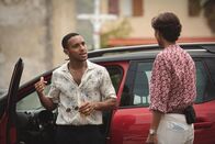 Deadly Tropics – Mélissa (Sonia Rolland) konfrontiert ihren Sohn (Benjamin Douba-Paris) mit der Frage, woher er das neue Auto hat. Sie hat einen bösen Verdacht.