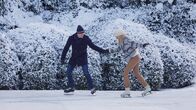 Maxima – Alex ( Martijn Lakemeier) bringt Maxima (Delfina Chaves) den niederländischen Nationalsport näher.