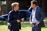 Die Rosenheim-Cops – Polizeihauptmeister Mohr (Max Müller, l.) und Kommissar Hansen (Igor Jeftic, r.) fassen am Tatort die ersten Ermittlungsergebnisse zusammen.