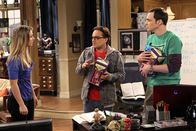 The Big Bang Theory – Nachdem Sheldon (Jim Parsons, r.) eine bissige Bemerkung darüber macht, dass sich Penny (Kaley Cuoco, l.) immer auf ihre Kosten durchfuttert, überrascht sie Leonard (Johnny Galecki, M.) und Sheldon mit einem besonderen Geschenk ...