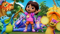 Dora – Isa (3.v.l.), Benny (4.v.l.), Boots (5.v.l.), Dora (m.), Tico (3.v.r.), Grumpy Old Troll (hinter, r.)