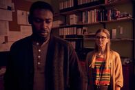 Vierwändeplus – Endlich kommt heraus, dass Martin (Alexander Prince Osei) seine von ihm getrennt lebende Frau Caro (Birte Hanusrichter), die im Teichhaus der Baugruppe eine neue Bleibe gefunden hat, beim Sex mit dem Handwerker Matteo gesehen hat.