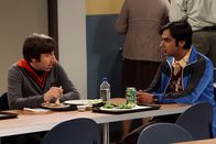 The Big Bang Theory – Rajs jüngere Schwester Priya macht während einer Geschäftsreise einen Zwischenstopp in Los Angeles und Raj (Kunal Nayyar, r.) bringt sie mit ins Institut. Er warnt Howard (Simon Helberg, l.) jedoch, die Finger von seiner Schwester zu lassen ...