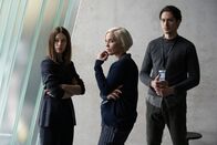 neoriginal: Bad Banks – Jana (Paula Beer, l.), Ben (Noah Saavedra) und Lilou Guerin (Elisabet Johannesdottir, M.) überlegen, was nun zu tun ist.