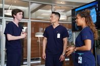 The Good Doctor – (v.li.) Freddie Highmore (Dr. Shaun Murphy), Daniel Dae Kim (Dr. Jackson Han), Antonia Thomas (Dr. Claire Browne).