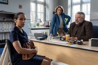 Die Rosenheim-Cops – Die Angestellte des Opfers, Sarah Weidinger (Kristin Alia Hunold, l.), gesteht den Kommissaren Andresen (Sophie Melbinger, M.) und Stadler (Dieter Fischer, r.), dass sie sich in ihren Chef verliebt hat.
