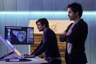 Salvation – Als Liam Cole (Charlie Rowe, l.) das erste Mal auf sein großes Idol, den Milliardär Darius Tanz (Santiago Cabrera, r.) trifft, ahnt er nicht, dass ein Asteroid schon bald dafür sorgen wird, dass sie zusammenarbeiten müssen ...
