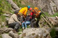 Die Bergretter – Die Bergretter Markus Kofler (Sebastian Ströbel, 2.v.l.) und Katharina Strasser (Luise Bähr, r.) helfen bei ihrem Einsatz an der Felswand Sepp Leitner (Dietrich Mattausch, l.) und seiner unter einem anaphilaktischen Schock stehenden Enkelin Leni Lindner (Sinje Irslinger, 2.v.r.).