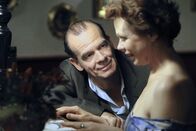 Tatort – Hauptkommissar Andreas Keppler (Martin Wuttke, links) hat die in Dresden lebende Ex-Ehefrau des ermordeten Jürgen Hahn bis zur Aufklärung des Falles in seiner Pension untergebracht. An der Bar versucht er Birgit Hahn (Renate Krößner, rechts) auf den Zahn zu fühlen: Hat sie ihren Mann aus Eifersucht getötet? Wäre ihr ein so brutales Vorgehen zuzutrauen?